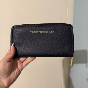 Tommy Hilfiger Elegant Zip Wallet